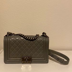 Chanel Quilted Double stitch medium boy flap bag, Light grey.